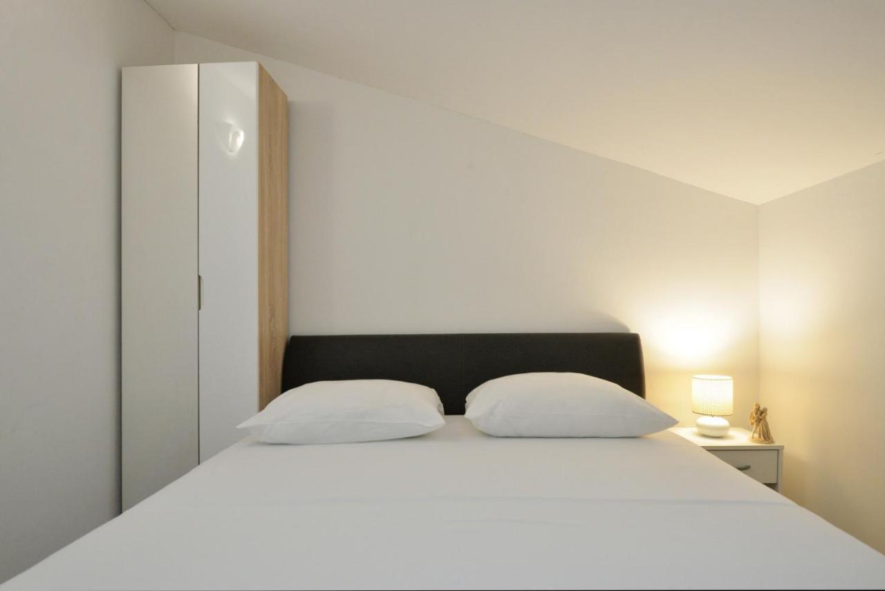 Apartmani Vedrana, Murter Exteriör bild