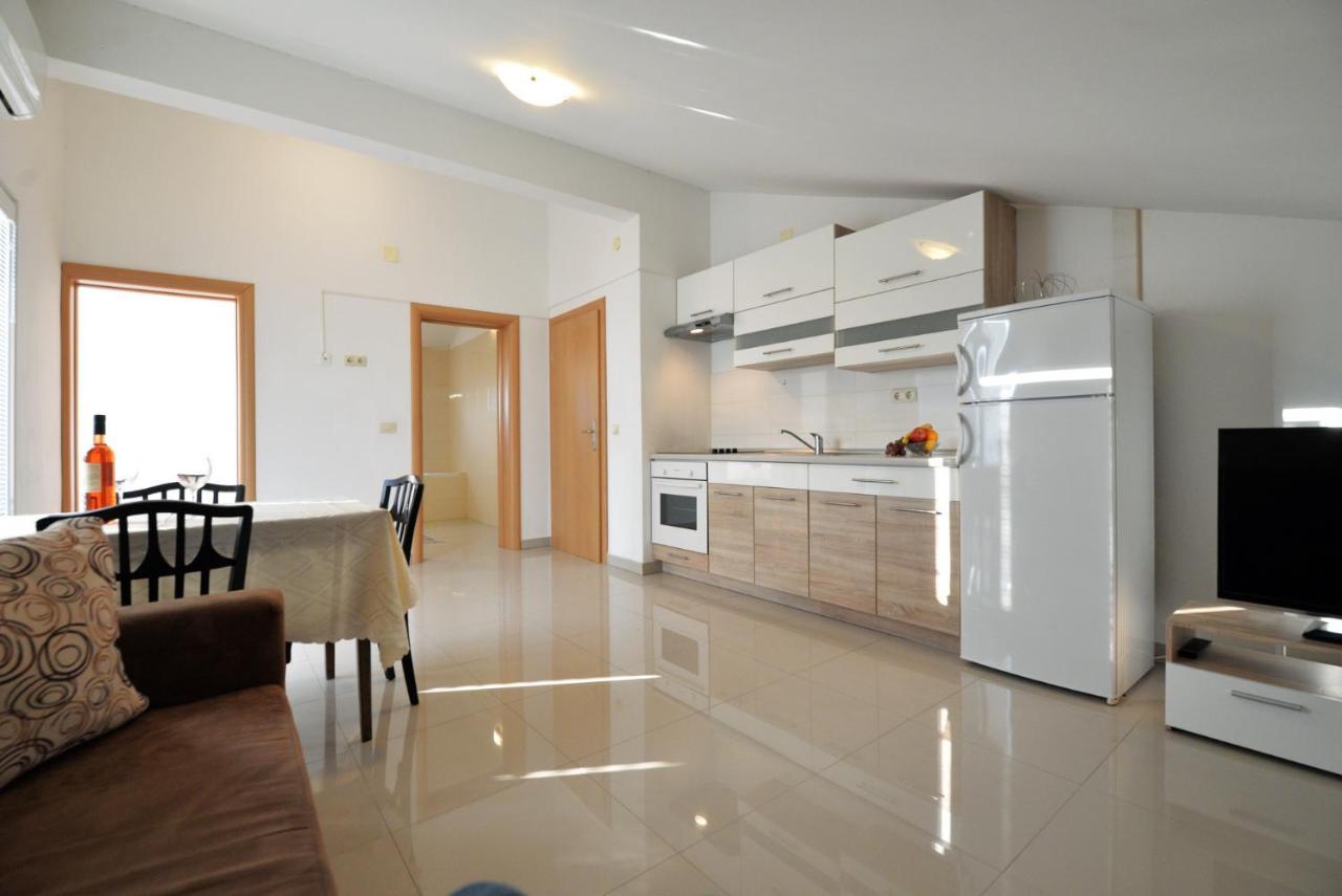 Apartmani Vedrana, Murter Exteriör bild