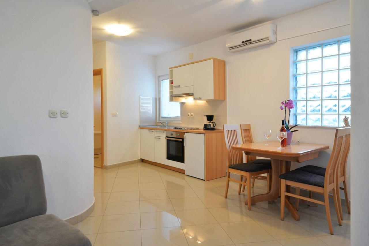 Apartmani Vedrana, Murter Exteriör bild