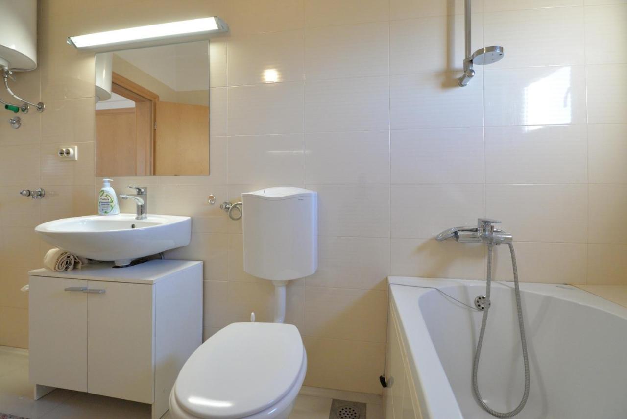 Apartmani Vedrana, Murter Exteriör bild