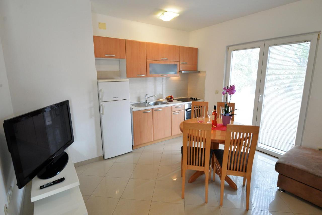 Apartmani Vedrana, Murter Exteriör bild